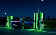 Thiếu 90.000 tấn dầu, quốc gia này buộc phải kêu gọi người dân ngừng sạc xe điện vào ban đêm