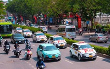 100% taxi ở Hà Nội là xe điện trong 4 năm nữa: Gần 28.000 tài xế có được hỗ trợ gì không?