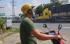 Đi xe máy, đeo tai nghe một bên để Google Maps chỉ đường có bị phạt?