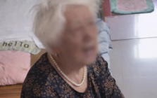 Bà nội nuôi cháu suốt 10 năm, ngày cháu đỗ ĐH còn mừng 300 triệu nhưng một câu nói của cháu lại khiến bà "muối mặt"