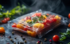 Vì sao màng bọc thực phẩm có thể giữ thực phẩm tươi ngon, trong khi túi nilon lại dễ khiến thực phẩm bị hư hỏng?