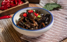 Chỉ ngâm mộc nhĩ trong nước, coi chừng bạn đang ăn phải trứng côn trùng