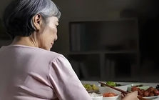 57 tuổi sống chung với bạn trai, mỗi tháng trả 3,5 triệu tiền sinh hoạt: Tôi nhận ra mình đang “trả tiền để làm giúp việc”