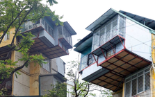 Tận thấy căn nhà “tổ chim” treo lơ lửng bên hông khu tập thể cũ tại Hà Nội: "Nhà của người liều"