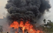 Cháy lớn ở TPHCM, lửa đỏ rực một vùng