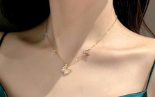 Khi phụ nữ đeo vòng cổ, vàng hay bạc tốt hơn?