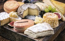 Vì sao người Pháp thích ăn phô mai nặng mùi?