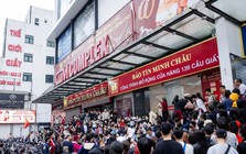 Giá vàng giảm mạnh, người Hà Nội chen chúc từ rạng sáng “bắt đáy”: "Giảm sâu thế này nên tranh thủ mua một ít"