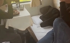 Vụ việc trên tàu hỏa khiến nhiều người ngán ngẩm: Sợ nhất kiểu "con nhà lính tính nhà quan"!