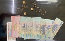 Phát hiện 78 tờ tiền có mệnh giá từ 2.000 - 500.000 đồng trong chiếc túi bỏ quên trên chuyến tàu Bắc - Nam