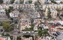 Hiện trường tan hoang sau loạt tên lửa Iran dội xuống gần cơ sở hạt nhân Israel