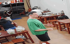 Chủ quán bún bò Huế tung đoạn camera khách Tây đứng giữa quán làm hành động lạ, netizen quốc tế cũng vào bình luận