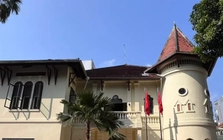 Lâu đài gần 100 tuổi giữa phố ở TPHCM bất ngờ gây sốt