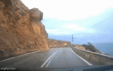 Đang đi trên đường núi, chiếc ô tô bị đất đá đổ xuống lấp kín xe, camera ghi lại khoảnh khắc kinh hoàng