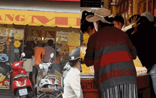 Cảnh tượng ở Mi Hồng TP.HCM sáng Thứ 2: Lao đi bán vàng rồi mới đến công ty check-in, vì sợ lỗ nặng hơn tiền phạt đi muộn