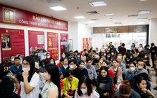 Cảnh tượng khó tin trên phố Cầu Giấy: “ATM vàng” chạy hết công suất, khách ngồi kín chỗ