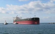 Một siêu tàu chở dầu vừa lặng lẽ vượt qua eo biển Hormuz, báo tin cực vui cho thế giới