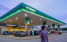 Ở một nước gần Việt Nam, giá xăng dầu có loại đang là 14.500 đồng/lít