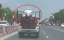 Ô tô biển xanh chở người ngồi "vắt vẻo" sau thùng xe giữ bàn ghế bị người dân phản ánh: Hé lộ cái kết