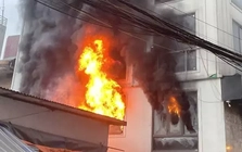 Hà Nội: Lửa bùng dữ dội tại ngôi nhà 7 tầng trên đường Lĩnh Nam