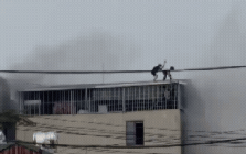 CLIP: Cận cảnh khoảnh khắc nghẹt thở khi 2 người đàn ông phá mái tôn mở đường sống trong đám cháy nhà 7 tầng ở Lĩnh Nam