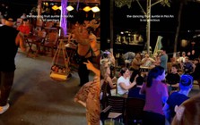 Khách Tây không ngại hình tượng, thay nhau giúp đỡ người bán hàng rong tại Hội An