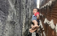 20 phút giải cứu cháu bé bị mắc kẹt giữa hai bức tường nhà ở TPHCM