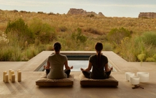 Các chị đẹp thượng lưu đang vung tiền cho 1 thứ xa xỉ vô hình: "Tắm" âm thanh từ những chiếc chuông pha lê đắt đỏ