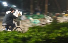 Bức ảnh "vừa đạp xe vừa học" gây sốt: Nhịp sống áp lực của sinh viên ĐH top 1!