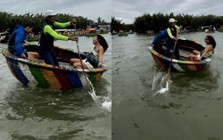 Khách Tây chấp nhận trả 200k để được xoay như chong chóng giữa bờ sông Việt