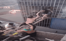 Khoảnh khắc nghẹt thở: Hàng chục người "bắc cầu sinh tử" giữa biển lửa cứu 7 người ở Lĩnh Nam