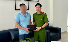 Phát hiện 100 triệu đồng tiền mặt nhiều mệnh giá nằm chơ vơ, bảo vệ SN 1964 lập tức trình báo công an