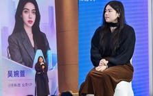 Đang viral mạnh nhất: Phó chủ tịch công ty công nghệ lộ mặt thật khác xa ảnh trên slide chiếu ở hội nghị