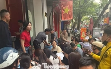 Dòng người thấp thỏm trên ‘phố vàng’ trước giờ Bảo Tín Minh Châu mở cửa