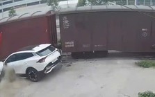 VIDEO: Tàu hỏa tông xe ô tô con tại lối đi tự mở
