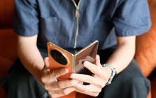 Mở hộp OPPO Find N6: Phụ kiện chuẩn Flagship, nhẹ đến ngỡ ngàng so với thế hệ trước