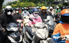 TP.HCM 8h sáng đã “hầm hập” 36°C, người dân trùm kín mít, trốn nắng dưới chân cầu