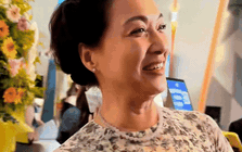 Clip NSND Lê Khanh bị gọi nhầm tên giữa sự kiện, cách xử lý đẳng cấp khiến dân tình nể phục