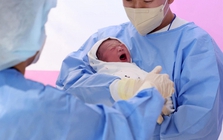 Cậu bé vừa chào đời đã được gọi là "phép màu", cả làng treo băng rôn ăn mừng vì lý do không ngờ