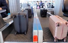 Vì sao nên quay bánh xe vali ra ngoài khi cân hành lý đi máy bay?