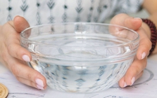 Vì sao nên đặt bát nước quanh phòng khi đi du lịch?