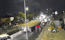 Kinh hoàng khoảnh khắc tấm thép hơn 10 tấn rơi đè bẹp cabin xe rác, tài xế tử vong