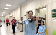Xúc động cảnh nữ bệnh nhân khoa Cấp cứu BV Bạch Mai chơi viola tri ân y bác sỹ