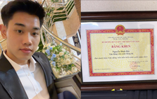 Đình Bắc diện vest bảnh bao tay ôm "cú đúp" bằng khen về nhà, cậu này đỉnh quá!