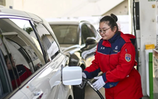 Chi phí nuôi ô tô xăng tăng 700 nghìn đồng/tháng, xe điện bỗng trở thành 'phao cứu sinh': Cả thế giới 'quay xe' chỉ trong 1 tuần