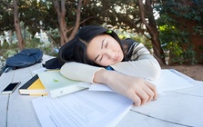 Tại sao có một số bộ phận sinh viên lên đại học lại sa sút?