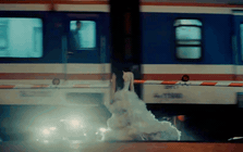 Cô dâu xách váy đi trên phố cũng hot rần rần, hoá ra là mỹ nhân Việt duy nhất được báo Hàn tung hô "tình đầu quốc dân"