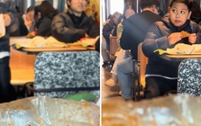 Mẹ mang đồ ăn ngoài vào McDonald's, con trai thà ngồi với người lạ chứ không ăn cùng mẹ