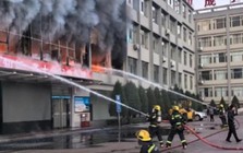 Khói lửa bao trùm  tòa nhà cao tầng ở Trung Quốc, hàng chục người thương vong