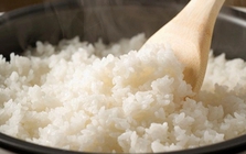 1 mẹo nhỏ giúp cơm nguội mềm xốp như mới nấu, chỉ với một viên đá